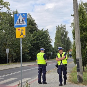 zdjęcie przedstawia: policjantów ruchu drogowego przy przejściu dla pieszych