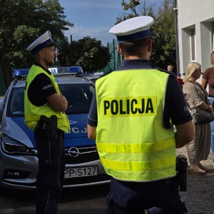 zdjęcie przedstawia: policjantów ruchu drogowego rozmawiających z uczniami