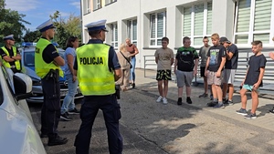 zdjęcie przedstawia: policjantów ruchu drogowego rozmawiających z uczniami