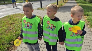 zdjęcie przedstawia: dzieci z przedszkola w kamizelkach odblaskowych