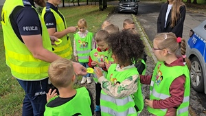 zdjęcie przedstawia: policjanta i dzieci z przedszkola