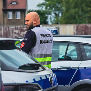 zdjęcie przedstawia: policjanta w kamizelce z napisem policja dowódca