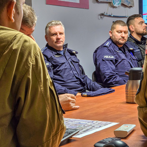 zdjęcie przedstawia: komendanta podczas odprawy