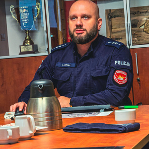 zdjęcie przedstawia: policjanta podczas odprawy