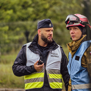 zdjęcie przedstawia: policjanta i strażaka