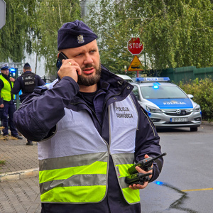 zdjęcie przedstawia: policjanta w kamizelce z napisem policja dowódca