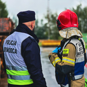 zdjęcie przedstawia: policjanta i strażaka