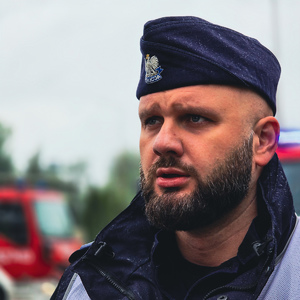 zdjęcie przedstawia: policjanta podczas ćwiczeń