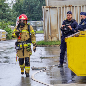 zdjęcie przedstawia: policjantów i strażaka podczas ćwiczeń