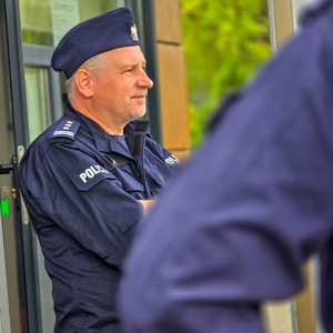 zdjęcie przedstawia: zbliżenie na komendanta