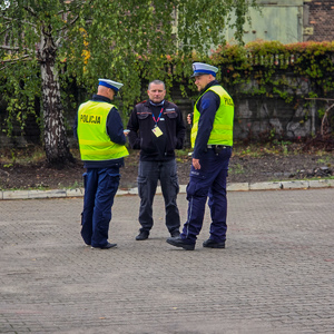 zdjęcie przedstawia: policjantów w kamizelkach odblaskowych podczas ćwiczeń