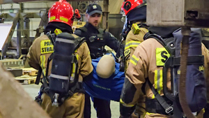 zdjęcie przedstawia: policjantów i strażaków udzielających pomocy