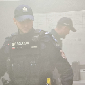 zdjęcie przedstawia: policjantów podczas ćwiczeń w zadymionym pomieszczeniu