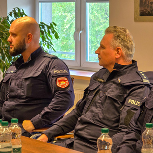zdjęcie przedstawia: policjantów podczas omawiania rezultatów ćwiczeń