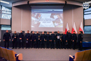 zdjęcie przedstawia: policjantów z dyplomami