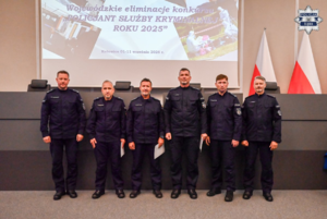 zdjęcie przedstawia: nagrodzonych policjantów