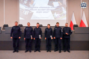 zdjęcie przedstawia: nagrodzonych policjantów