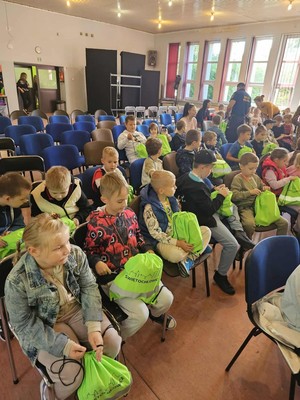zdjęcie przedstawia: uczniów z plecakami
