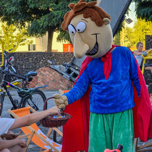 zdjęcie przedstawia: maskotkę recyklatora