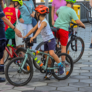 zdjęcie przedstawia: chłopca na rowerze