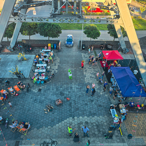 zdjęcie przedstawia: zdjęcie z lotu ptaka zorganizowanego wydarzenia