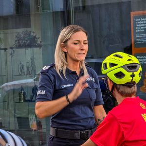 zdjęcie przedstawia: policjantkę rozmawiająca z rowerzystami