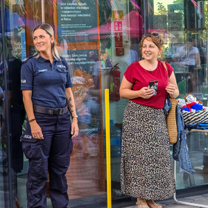 zdjęcie przedstawia: policjantkę i organizatorkę wydarzenia