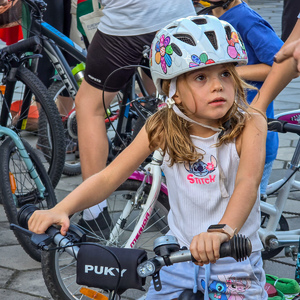 zdjęcie przedstawia: dziewczynkę na rowerze