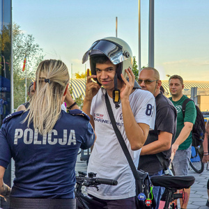 zdjęcie przedstawia: policjantkę rozmawiająca z rowerzystą