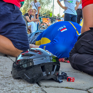 zdjęcie przedstawia: kask a w tle ratownika podczas pokazu z pierwszej pomocy