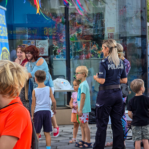 zdjęcie przedstawia: policjantkę i uczestników wydarzenia