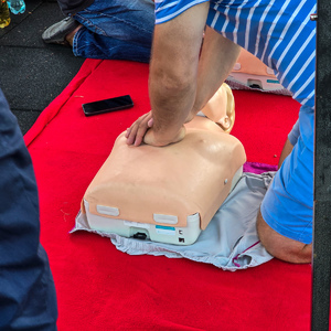 zdjęcie przedstawia szkolenie z pierwszej pomocy