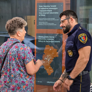 zdjęcie przedstawia strażnika miejskiego z uczestnikami wydarzenia