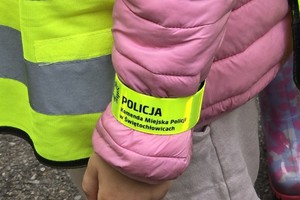 zdjęcie przedstawia odblask na ręce dziewczynki