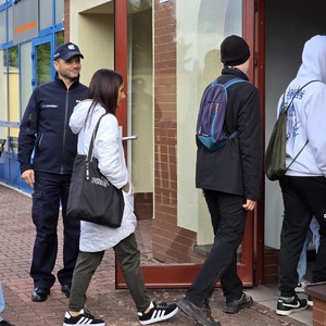 zdjęcie przedstawia grupę uczniów i policjanta na terenie szkoły policji w katowicach