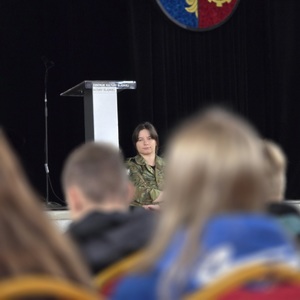 zdjęcie przedstawia funkcjonariuszkę straży granicznej rozmawiającą z młodzieżą