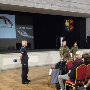 zdjęcie przedstawia policjantkę i funkcjonariuszkę straży granicznej rozmawiającą z młodzieżą