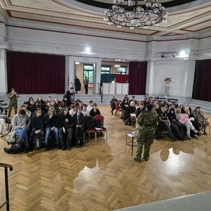 zdjęcie przedstawia funkcjonariuszkę straży granicznej rozmawiającą z młodzieżą