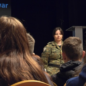 zdjęcie przedstawia funkcjonariuszkę straży granicznej rozmawiającą z młodzieżą