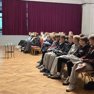 zdjęcie przedstawia młodzież podczas warsztatów