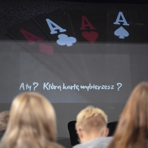 zdjęcie przedstawia wyświetlony slajd na rzutniku