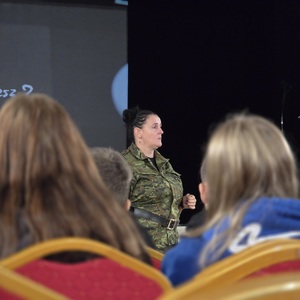 zdjęcie przedstawia funkcjonariuszkę straży granicznej rozmawiającą z młodzieżą