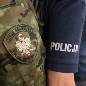 zdjęcie przedstawia rękawy mundurów funkcjonariuszy