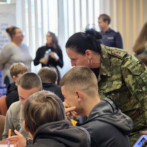 zdjęcie przedstawia strażników granicznych rozmawiających z młodzieżą