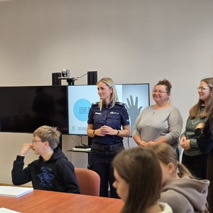 zdjęcie przedstawia policjantkę i prelegentów podczas warsztatów