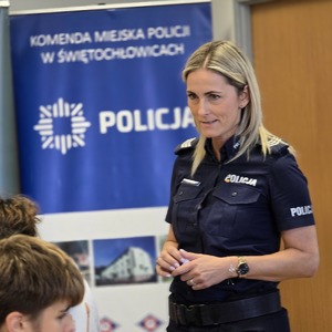 zdjęcie przedstawia policjantkę rozmawiającą z uczniami
