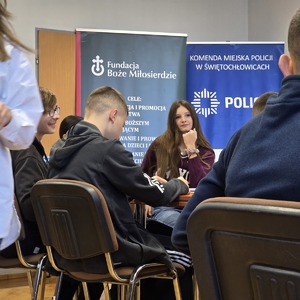 zdjęcie przedstawia uczniów podczas warsztatów