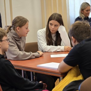 zdjęcie przedstawia uczniów podczas warsztatów