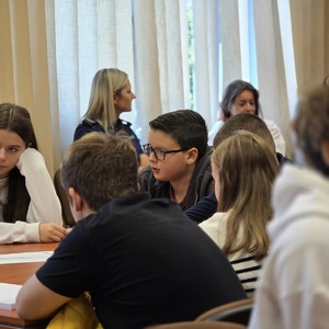 zdjęcie przedstawia uczniów podczas warsztatów