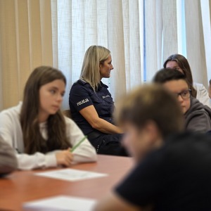zdjęcie przedstawia policjantkę podczas warsztatów